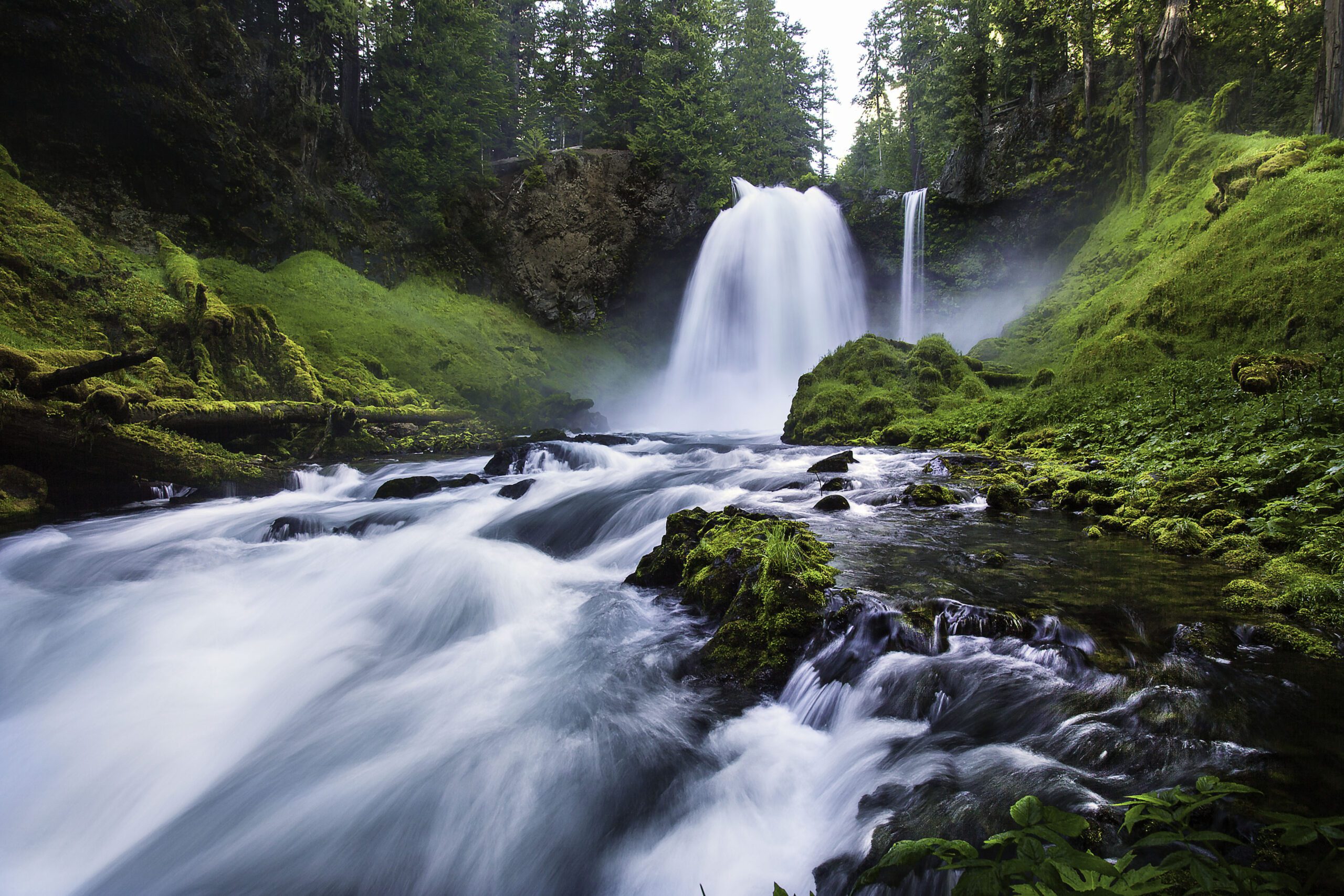 A photo of Sahalie Falls on the McKenzie River.